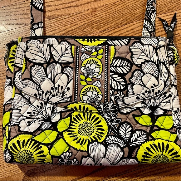 Vera Bradley Tablet Hipster Citron 10x12x2”
Lime Black White Floral Cross Body - Picture 2 of 10
